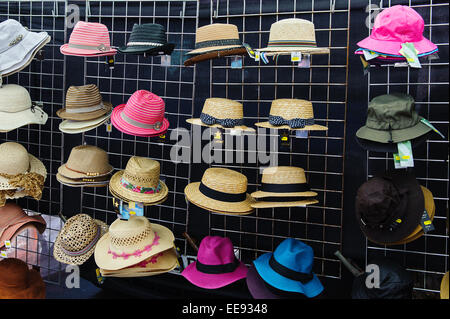 Cappelli su un mercato in stallo Foto Stock