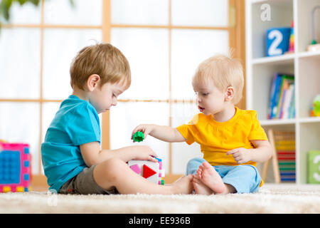 Ragazzi piccoli giocare insieme con dei giocattoli educativi Foto Stock