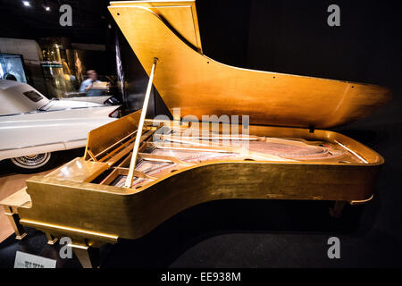 Display museo d'oro del pianoforte di proprietà di Elvis Presley in mostra presso il Country Music Hall of Fame a Nashville, TN. Foto Stock