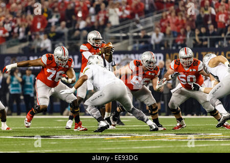 Arlington, Texas, Stati Uniti d'America. Xii gen, 2015. La Ohio State Buckeyes linea offensiva fornisce protezione durante il College Football Playoff campionato nazionale di gioco tra la Ohio State Buckeyes e l'Oregon Ducks 12 gennaio 2015, presso AT&T stadium di Arlington, Texas. © csm/Alamy Live News Foto Stock