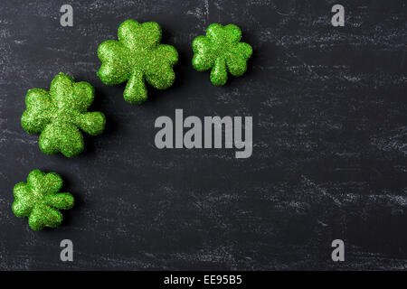 Trifogli di verde sulla lavagna sfondo sfondo per la festa di San Patrizio Holiday Foto Stock