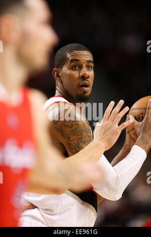 14 gennaio 2015 - LAMARCUS ALDRIDGE (12) guarda al pass. La University of Oregon gioca Oregon State a Reser Stadium il 29 novembre 2014. © David Blair/ZUMA filo/Alamy Live News Foto Stock