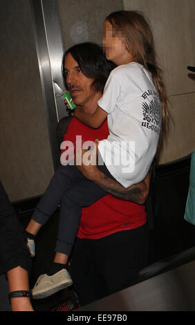 Anthony Kiedis arriva a Los Angeles International (LAX) aeroporto portando la sua figlia Everly dotate: Anthony Kiedis,Everly Bear Kiedis dove: Los Angeles, California, Stati Uniti quando: 12 Lug 2014 Foto Stock