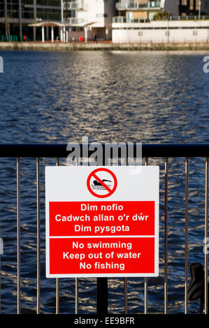 Nessun segno di nuoto in inglese e gallese, Roath Bacino, la Baia di Cardiff, Galles, UK. Foto Stock