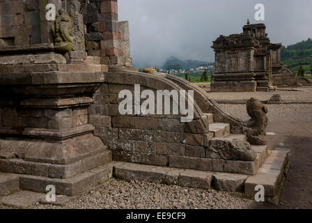 Arjuna tempio complesso sul Dieng altopiano, che è amministrativamente situato in Batur, Banjarnegara, Giava centrale, Indonesia. Foto Stock