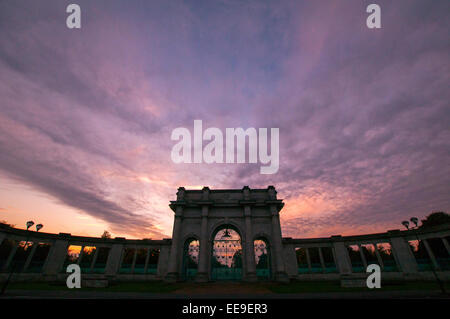 Tramonto al Victoria War Memorial, Victoria Embankment in Inghilterra Nottingham REGNO UNITO Foto Stock