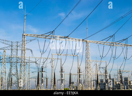 Apparecchiature elettriche e degli impianti in corrispondenza di una stazione di trasformazione Foto Stock