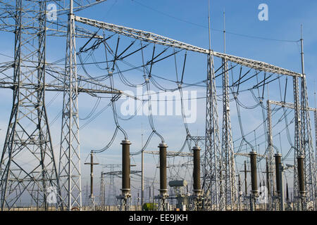 Apparecchiature elettriche e degli impianti in corrispondenza di una stazione di trasformazione in dettaglio Foto Stock