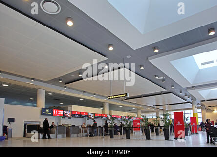 Emirates area check-in all'Aeroporto di Londra Gatwick North Terminal Foto Stock