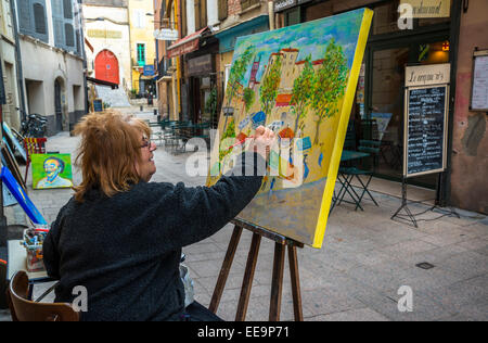 Donna pittura in strada, Perpignan, Pyrenees-Orientales, Francia Foto Stock