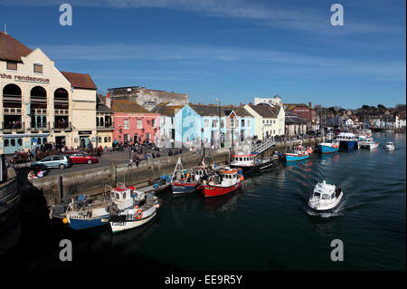 Il bar Rendez-vous a Weymouth con barche e le persone al di fuori in una calda giornata estiva Foto Stock