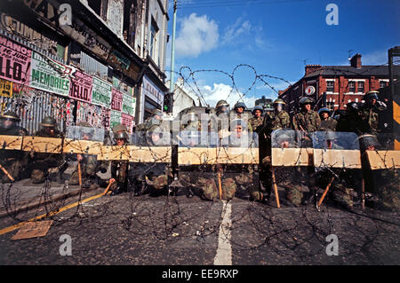 BELFAST, IRLANDA DEL NORD - marzo 1972, British esercito truppe manning barricate durante i guai, Foto Stock