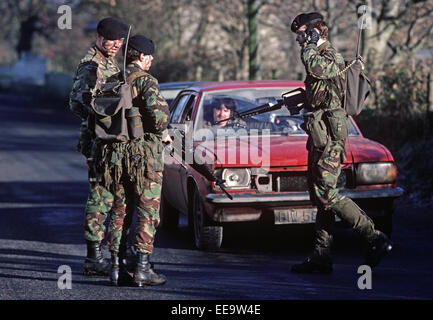 South Armagh, Regno Unito - dicembre 1985, British Army soldati di controllo del veicolo in prossimità del confine con la Repubblica di Irlanda durante i guai, Foto Stock