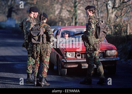 South Armagh, Regno Unito - dicembre 1985, British Army soldati di controllo del veicolo in prossimità del confine con la Repubblica di Irlanda durante i guai, Foto Stock