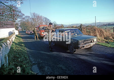 South Armagh, Regno Unito - dicembre 1985, British Army soldati di controllo del veicolo in prossimità del confine con la Repubblica di Irlanda durante i guai, Foto Stock