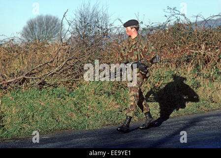 South Armagh, Regno Unito - dicembre 1985, British Army soldati di pattuglia nei pressi del confine con la Repubblica di Irlanda durante i guai, Irlanda del Nord, Foto Stock