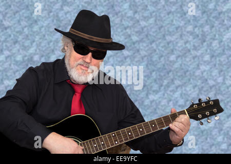 Senior è suonare la chitarra Foto Stock