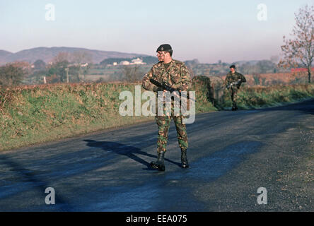 South Armagh, Regno Unito - dicembre 1985, British Army soldati di pattuglia nei pressi del confine con la Repubblica di Irlanda durante i guai, Irlanda del Nord, Foto Stock