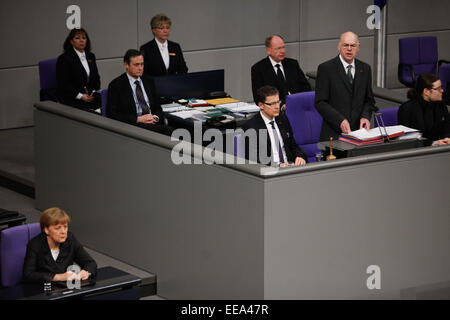 Berlino, Germania. 15 gennaio, 2014. Presidente del Bundestag tedesco, la camera bassa del Parlamento Norbert Lammert (seconda R) parla come il Cancelliere tedesco Angela Merkel (1L) ascolta durante una sessione speciale in commemorazione delle vittime del francese Charlie Hebdo attacco e conseguente piedini armati a Berlino, Germania, a gennaio 15, 2014. Credito: Zhang ventola/Xinhua/Alamy Live News Foto Stock