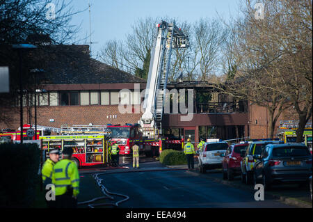 Motori Fire assistere a un incendio di grandi dimensioni presso South Oxfordshire consiglio del distretto uffici a Crowmarsh Gifford, Oxfordshire, Regno Unito Foto Stock