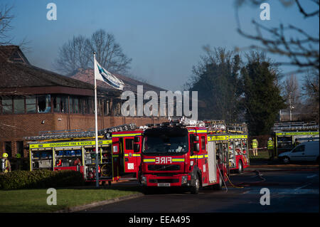 Motori Fire assistere a un incendio di grandi dimensioni presso South Oxfordshire consiglio del distretto uffici a Crowmarsh Gifford, Oxfordshire, Regno Unito Foto Stock