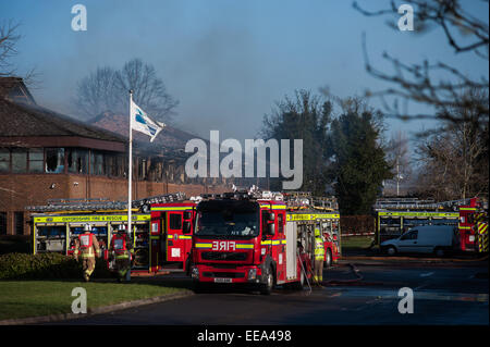 Motori Fire assistere a un incendio di grandi dimensioni presso South Oxfordshire consiglio del distretto uffici a Crowmarsh Gifford, Oxfordshire, Regno Unito Foto Stock