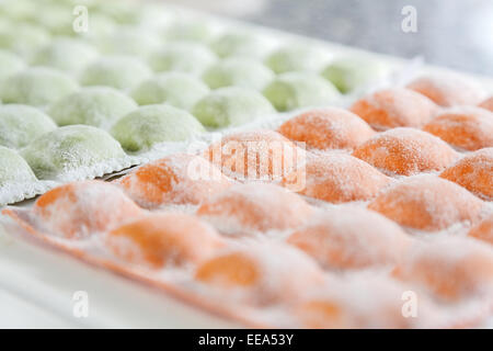 Primo piano della materie ravioli di pasta sul bordo di taglio Foto Stock