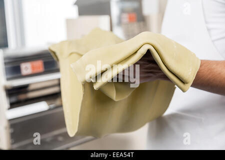 Lo chef holding spaghetti pasta sfoglia Foto Stock