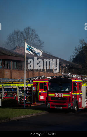 Motori Fire assistere a un incendio di grandi dimensioni presso South Oxfordshire consiglio del distretto uffici a Crowmarsh Gifford, Oxfordshire, Regno Unito Foto Stock