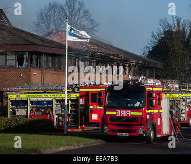 Motori Fire assistere a un incendio di grandi dimensioni presso South Oxfordshire consiglio del distretto uffici a Crowmarsh Gifford, Oxfordshire, Regno Unito Foto Stock