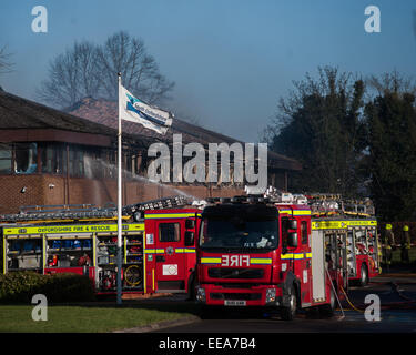 Motori Fire assistere a un incendio di grandi dimensioni presso South Oxfordshire consiglio del distretto uffici a Crowmarsh Gifford, Oxfordshire, Regno Unito Foto Stock