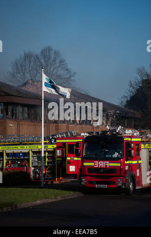 Motori Fire assistere a un incendio di grandi dimensioni presso South Oxfordshire consiglio del distretto uffici a Crowmarsh Gifford, Oxfordshire, Regno Unito Foto Stock