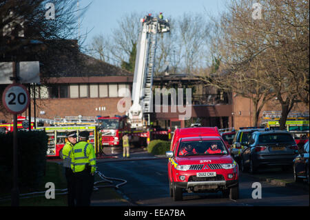 Motori Fire assistere a un incendio di grandi dimensioni presso South Oxfordshire consiglio del distretto uffici a Crowmarsh Gifford, Oxfordshire, Regno Unito Foto Stock