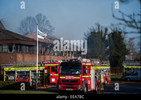 Motori Fire assistere a un incendio di grandi dimensioni presso South Oxfordshire consiglio del distretto uffici a Crowmarsh Gifford, Oxfordshire, Regno Unito Foto Stock