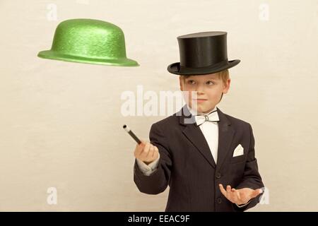 Ragazzo giovane vestito come un mago Foto Stock