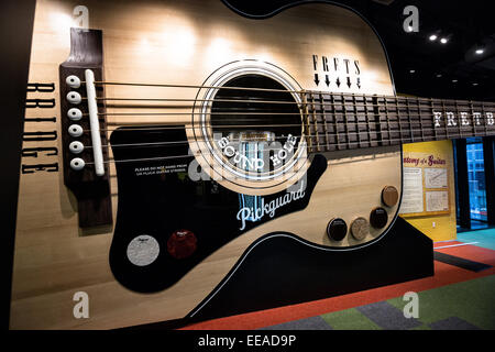 Chitarra gigante sul display nella Country Music Hall of Fame a Nashville, TN. Foto Stock