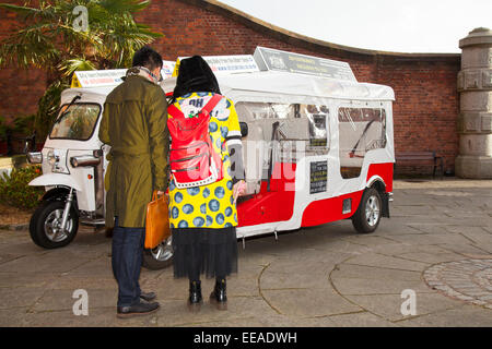 Personalizzati in rosa in stile thailandese tuk tuks, elettrica, veicoli elettrici, motore elettrico, EV, auto elettrica la proprietà auto-rickshaws in Liverpool, Merseyside Foto Stock