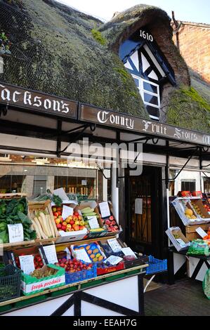 La frutta e la verdura in negozio un edificio con tetto in paglia lungo Mill Street nel centro della città, Stafford, Staffordshire, Inghilterra, Regno Unito. Foto Stock