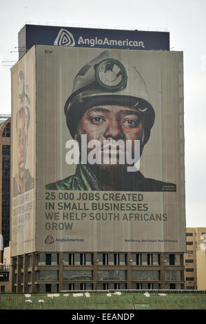 Le facce dei minatori di un grattacielo in Johannesburg Central Business District visto da una distanza. Foto Stock