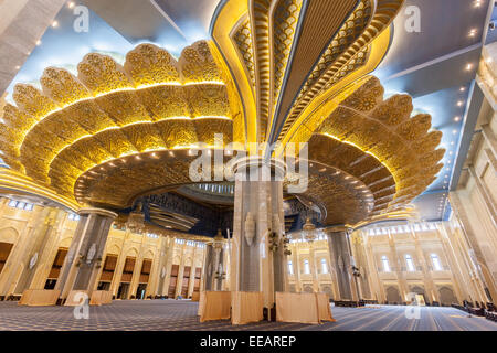 Interno della Grande Moschea di Kuwait City Foto Stock