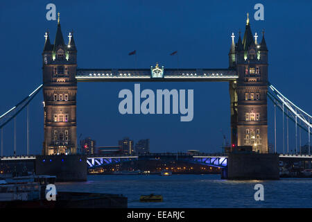 Il Tower Bridge si illumina con i colori della bandiera francese in solidarietà con il popolo o la Francia dopo il Charlie Hebdo massacro Foto Stock
