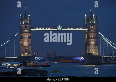 Il Tower Bridge si illumina con i colori della bandiera francese in solidarietà con il popolo o la Francia dopo il Charlie Hebdo massacro Foto Stock