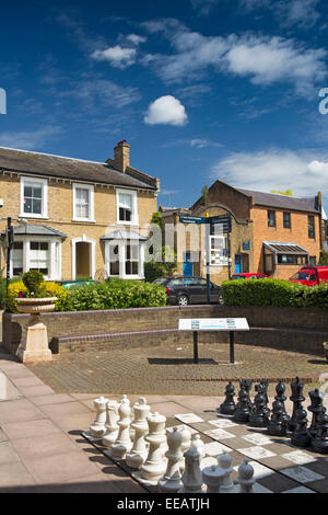 UK, Londra, Twickenham, Church Street, scacchiera gigante Foto Stock