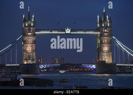 Il Tower Bridge si illumina con i colori della bandiera francese in solidarietà con il popolo o la Francia dopo il Charlie Hebdo massacro Foto Stock