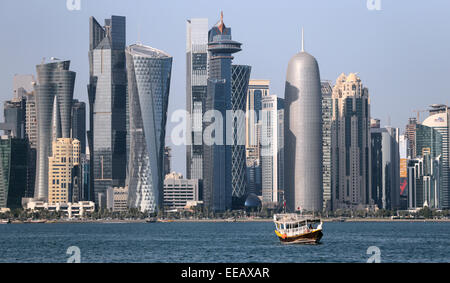 Doha in Qatar. 15 gennaio, 2015. Una barca di legno crociere di fronte lo skyline della città di Doha, Qatar, 15 gennaio 2015. Uomini della pallamano Campionato Mondiale si svolge in Qatar dal 15 gennaio al 01 febbraio. Foto: Axel Heimken/dpa/Alamy Live News Foto Stock