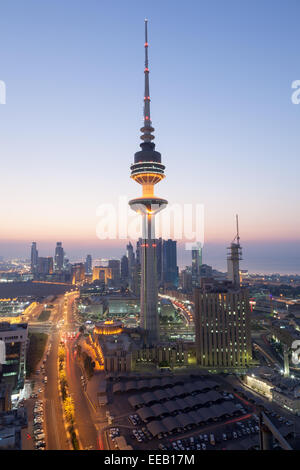 La torre di liberazione in Kuwait City di notte Foto Stock