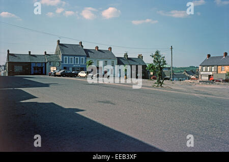 CROSSMAGLEN, IRLANDA DEL NORD - Giugno 1977. Il villaggio di frontiera di Crossmaglen, South Armagh durante i guai, Irlanda del Nord. Foto Stock