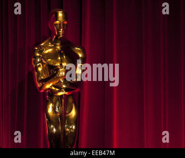 Gen 15, 2015 - Los Angeles/Beverly Hills, in California, Stati Uniti - Statua di Oscar con il sipario rosso sfondo.--------l'Accademia delle Arti e delle scienze cinematografiche ha annunciato il premio Oscar nomination per il 2015 inizio giovedì mattina, 15 gennaio 2015 a Samuel Goldwyn Theatre di Los Angeles. Registi Alfonso Cuaron lungo con JJ Abrams Divisione ha annunciato una nomination tecniche precisamente a 5:30 a.m. PST. Attore Chris Pine lungo con MPAS e Presidente dell'Accademia Cheryl Boone ha annunciato la divisione di due importanti nomine precisamente a 5:40 a.m. PST. (Credito Immagine: © David Bro/ZUMA filo) Foto Stock