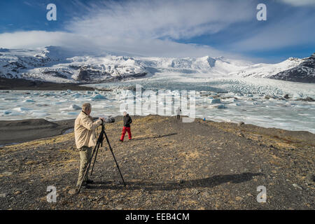 Scattare foto al Fjallsarlon laguna glaciale, Islanda Foto Stock