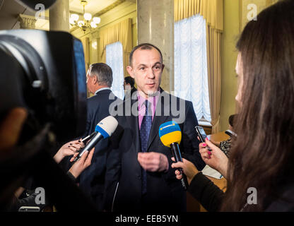 Kiev, Ucraina. 15 gennaio, 2015. Il vice presidente del Yulia Tymoshenko Bloc Andriy Kozhemyakin. Verkhovna Rada di Ucraina ha adottato il decreto del Presidente di Petro Poroshenko, una mobilitazione parziale. Decreto in Verkhovna Rada ha introdotto il Segretario del Consiglio di sicurezza nazionale, Alexander Turchinov, egli ha detto che come parte della prossima ondata di mobilitazione in primo luogo devono essere messi sotto la pistola volontari patriottica. Credito: Igor Golovnov/Alamy Live News Foto Stock